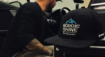 ArtByBearded Flex Flatbrim Keps - Premium Profilkläder med Brodyr ArtbyBearded