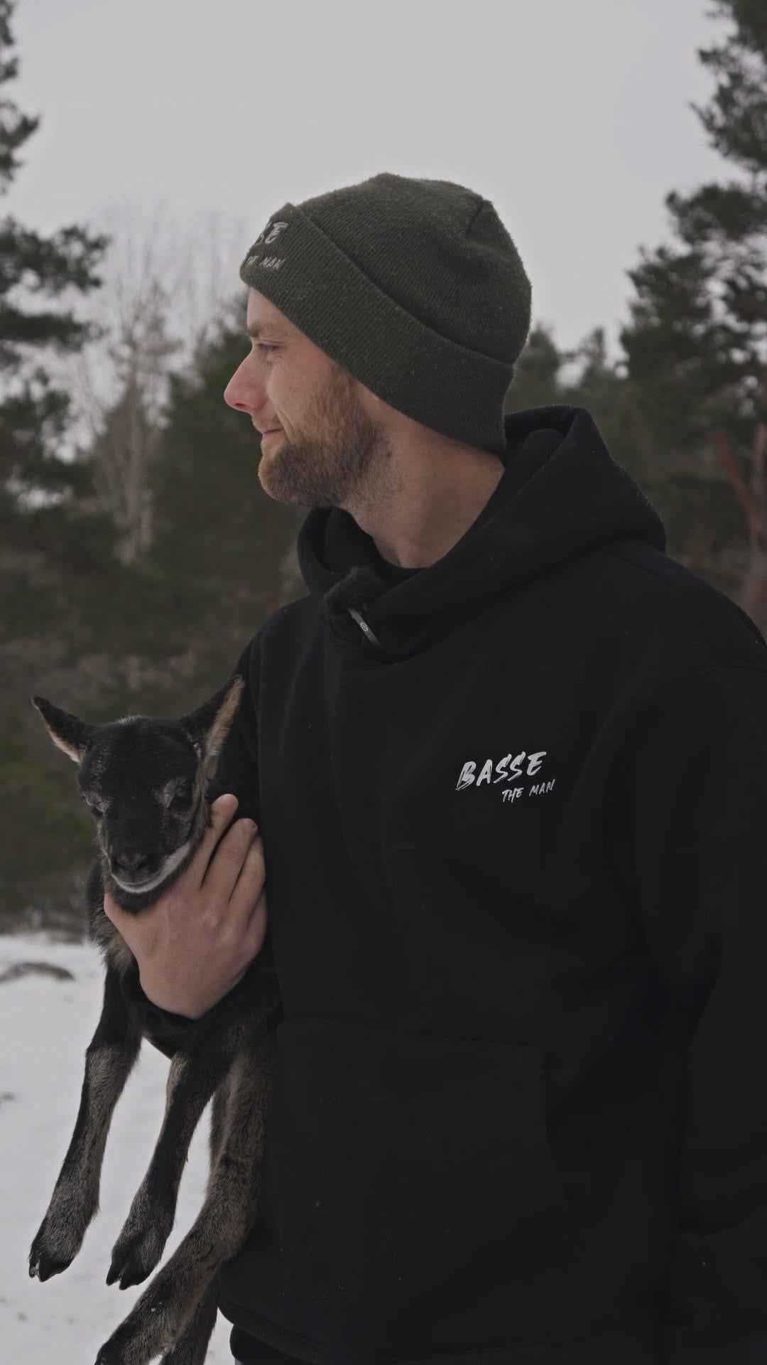 BasseTheMan - ALLT UNDER 5 ÖL RÄKNAS SOM FIKA - 500GSM HOODIE